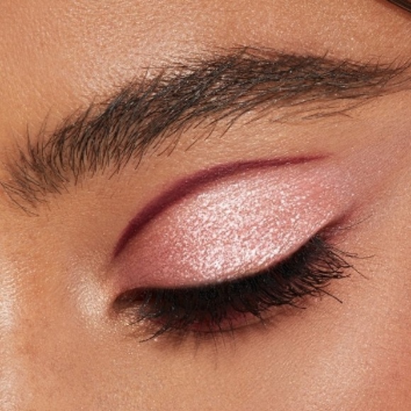 Kylie Jenner Roses Are Red Glitter Eyes - Picture 4 of 8